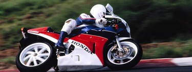 El garaje de motos de Mick Doohan es el sueño de todo quemado: cinco campeonas de MotoGP, muchas Honda clásicas y hasta un helicóptero