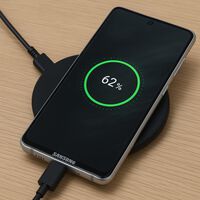 Cargar un Galaxy por cable y de forma inalámbrica a la vez suena bien. Hasta que descubres cómo funciona