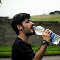 La forma más rápida de enfriar el agua sin congelador: ideal para pasar mejor la ola de calor