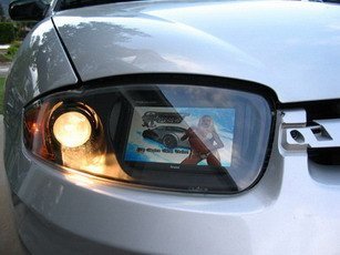 Pantalla LCD integrada en las luces delanteras