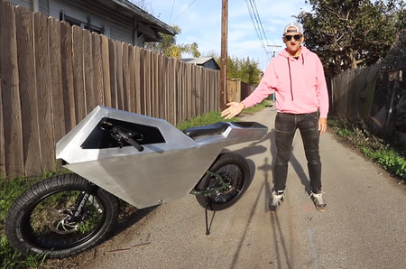 No, esta no es la moto eléctrica de Tesla, es una bicicleta eléctrica con 64 km de autonomía hecha para llamar la atención