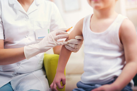 Si los pediatras la recomiendan, ¿por qué la vacuna Bexsero contra la meningitis B no está financiada en toda España?
