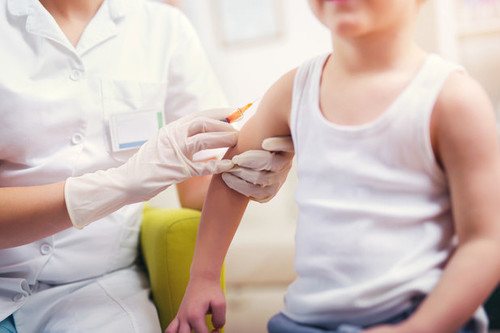 Si los pediatras la recomiendan, ¿por qué la vacuna Bexsero contra la meningitis B no está financiada en toda España?