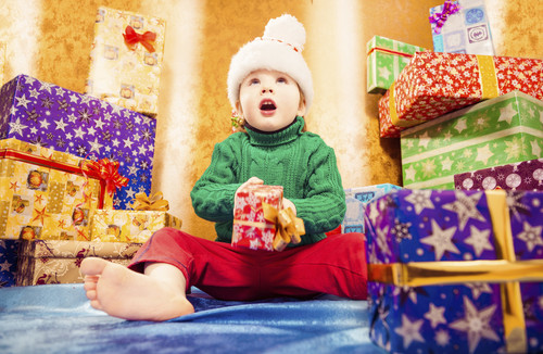 ¿Aburridos de abrir paquetes? Por qué tener muchos regalos no beneficia a los niños