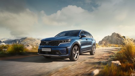 El Kia Sorento Híbrido Enchufable ya está aquí con 265 CV y una batería de 13,8 kWh, pero aún sin autonomía eléctrica homologada