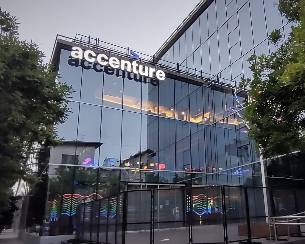 Accenture no quiere empleados que no sepan adaptarse a la IA. Por eso van a reemplazar a 11.000 trabajadores por personas que sí sepan  