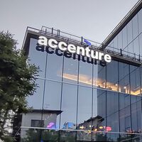 Lo llamativo no es que Accenture esté despidiendo a 11.000 trabajadores por la IA: es que está contratando a muchos más por la IA