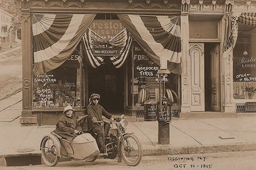 Esta mujer y su madre hicieron historia viajando en moto de costa a costa de EEUU ¡en 1915!