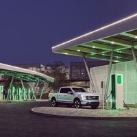 California ha dinamitado el gran argumento contra los coches eléctricos: ya tiene un 68% más cargadores que surtidores de gasolina 