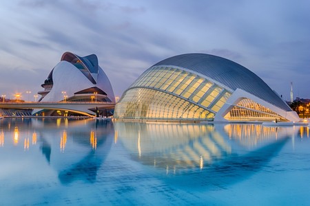 Uber se marcha de Valencia debido a las restricciones del decreto anti-VTC de la Generalitat, pero Cabify seguirá como en Barcelona