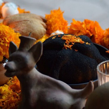 Este local del Edo de México es famoso por vender un pan de muerto cubierto con ceniza de totomoxtle y relleno de camote