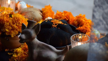 Este local del Edo de México es famoso por vender un pan de muerto cubierto con ceniza de totomoxtle y relleno de camote