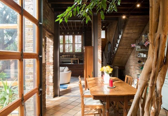 Una cocina de estilo rústico contemporáneo con un árbol central como