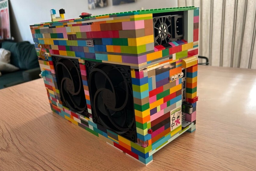 Un niño de cinco años y su madre construyen una carcasa de PC funcional con piezas de LEGO para hacerle el regalo más adorable a su padre