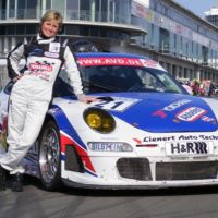 Sabine Schmitz nos deja con la boca abierta rodando con su Porsche GT3 bajo la lluvia de Nürburgring