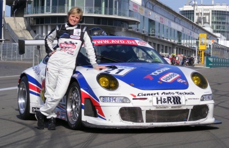 Sabine Schmitz nos deja con la boca abierta rodando con su Porsche GT3 bajo la lluvia de Nürburgring