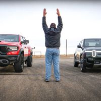 La pick-up eléctrica Rivian R1T se enfrenta a la mastodóntica RAM 1500 TRX en una drag race sin precedentes