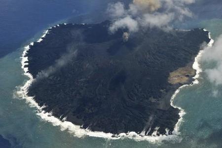 Una isla japonesa aumenta su tamaño 9 veces en 1 año debido a una erupción volcánica