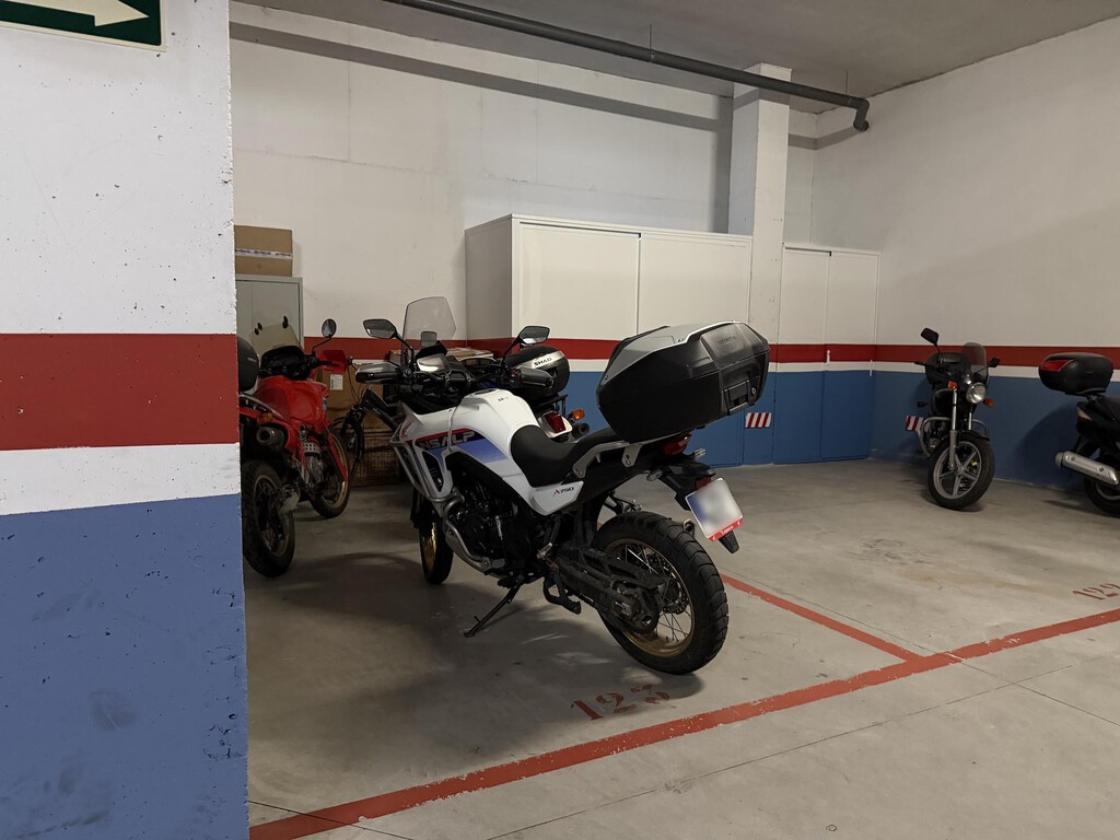 Tengo coche y moto y los aparco en la misma plaza de garaje. No sabía que la ley lo prohibe en estos casos