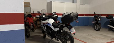 Ojo si tienes coche y moto en la misma plaza de garaje y no se salen de la raya. El Ayuntamiento también te puede multar
