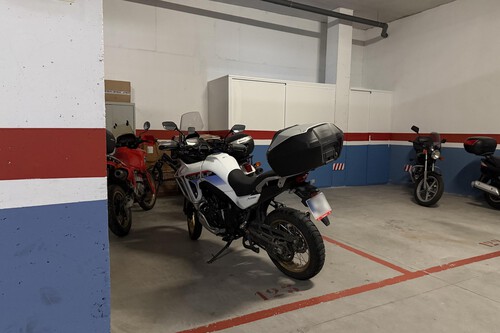 Tengo coche y moto y los aparco en la misma plaza de garaje. No sabía que la ley lo prohibe en estos casos