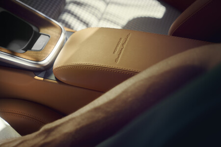 Porsche Exclusive Manufaktur en el reposabrazos