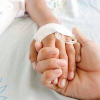 Una abuela hace un llamamiento desgarrador después de que su nieto de ocho años falleciera tras ir cinco veces a urgencias