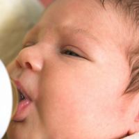 Alcalde en Indonesia relaciona el consumo de leche de fórmula con la homosexualidad (y se queda tan ancho) 