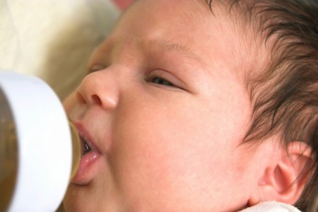 Alcalde en Indonesia relaciona el consumo de leche de fórmula con la homosexualidad (y se queda tan ancho)