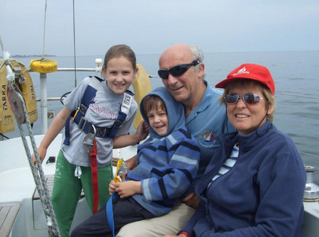 Cultiva la relación de tus hijos con sus abuelos, para que cuando los primeros crezcan no se distancien