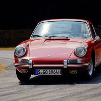 El primer Porsche 911 era rápido, pero terrible de conducir. Lo arreglaron escondiendo 22 kg de hierro fundido como 'refuerzos del paragolpes' delantero 