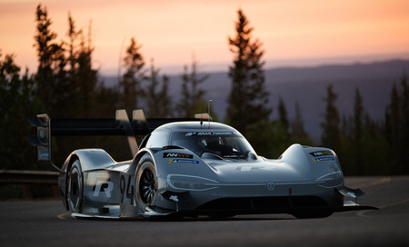 El Volkswagen ID.R quiere ser el coche eléctrico más rápido en Pikes Peak y ya enseña sus colores de guerra