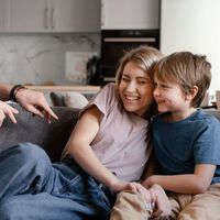 ¿Jugamos a contar historias? Los cinco beneficios de contar historias a tus hijos y cómo hacerlo para despertar su interés