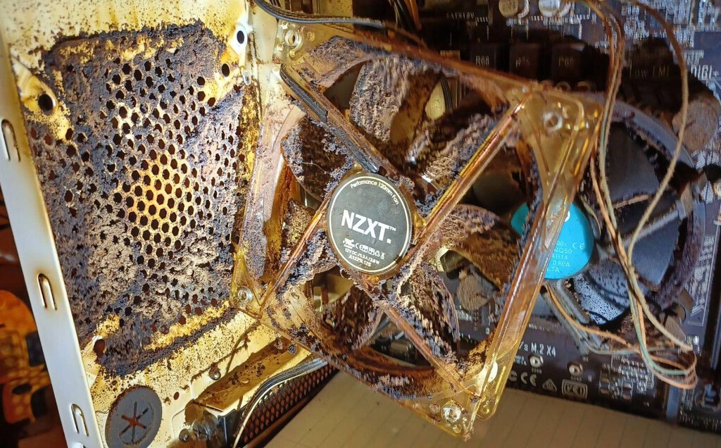 El PC de un usuario está tan destrozado y hecho mierda que parece sacado de un futuro postapocalíptico 