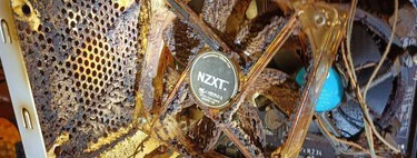 El PC de un usuario está tan destrozado y hecho mierda que parece sacado de un futuro postapocalíptico 