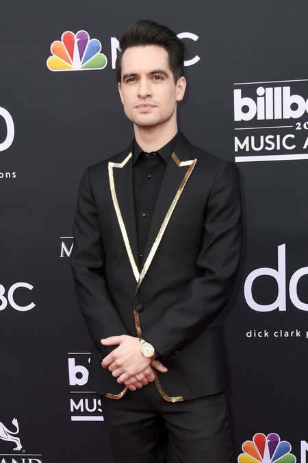 Brendon Urie apuesta por la sofisticación del negro en la alfombra roja de los premios Billboard