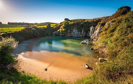 Playa de Gulpiyuri. ©Turismo de Asturias.