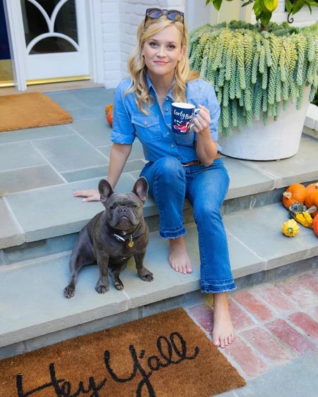 Reese Witherspoon nos demuestra cómo los básicos son la clave para vestir a diario