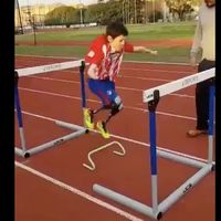 Griezmann aplaude la fuerza de Manu, un niño de 9 años deportista, con prótesis en las piernas