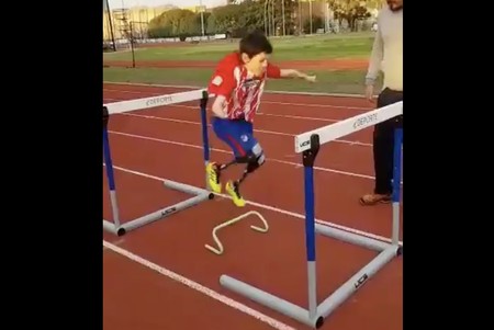 Griezmann aplaude la fuerza de Manu, un niño de 9 años deportista, con prótesis en las piernas