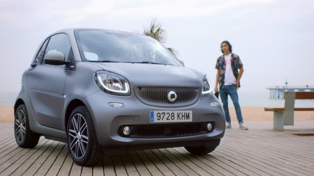 Pull&Bear crea una línea unisex y diseña un auto ecofriendly de la mano de smart
