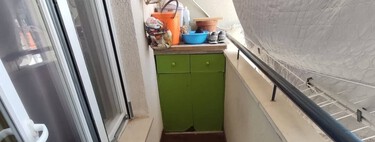 Un balcón feo y estrecho que se transforma de forma sorprendente con una alfombra de exterior y muebles a medida