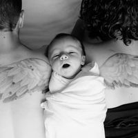 La preciosa foto familiar en homenaje a su primer bebé que murió con 14 meses 