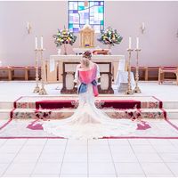 Las preciosas fotografías de una novia porteando a su hija durante su boda