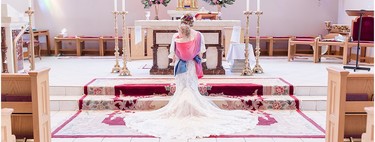 Las preciosas fotografías de una novia porteando a su hija durante su boda