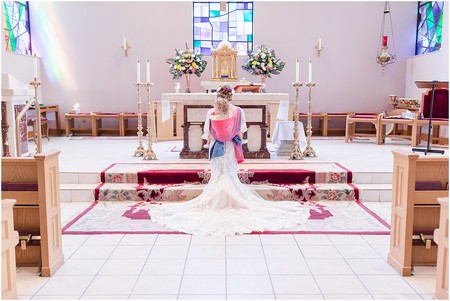 Las preciosas fotografías de una novia porteando a su hija durante su boda