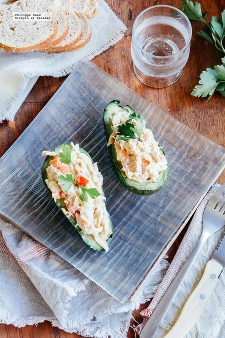 Aguacate relleno de ensalada de pollo. Receta fácil y deliciosa