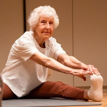 De mayor quiero ser como ella: tiene 102 años, es profesora de yoga y participó en un talent show en Francia con 99