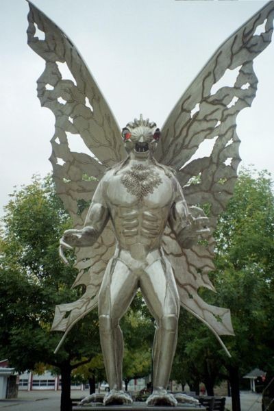 Estatua del Hombre Polilla en Point Plaseant