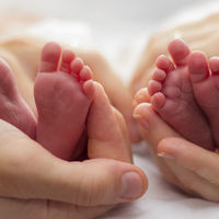 "La primera vez que ves a tus hijas tan frágiles, se te cae el alma a los pies": hablamos con una madre de gemelas prematuras